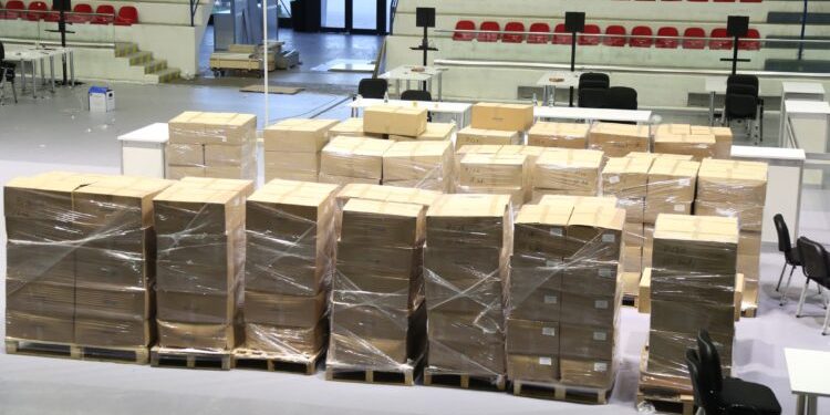 FOTO/ Gati për në Diasporë, qindra kuti me fletë votimi në Parkun Olimpik