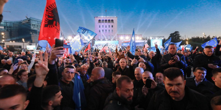 Mijëra shqiptarë i bashkohen PD-së në hapjen e fushatës elektorale në Sheshin ‘Nënë Tereza’