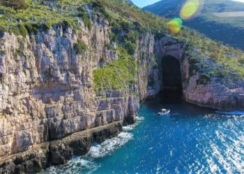 30 bidonë të mbushur me benzinë gjenden në bregun e ‘Sazanit’/ Skafi u largua drejt ishujve grekë pasi…