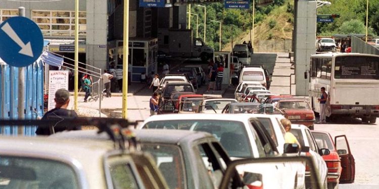 Rritet fluksi në pikën kufitare të Kapshticës për festën e Pashkës