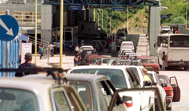 Rritet fluksi në pikën kufitare të Kapshticës për festën e Pashkës