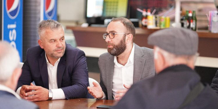 Programi i PD/ Bardhi takim me qytetarët në Lushnjë: Asnjë pension nuk do të jetë nën 200 euro…