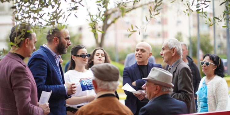 ‘Më pak taksa, më shumë punë dhe para’, Bardhi takime me biznesin e vogël në Fier