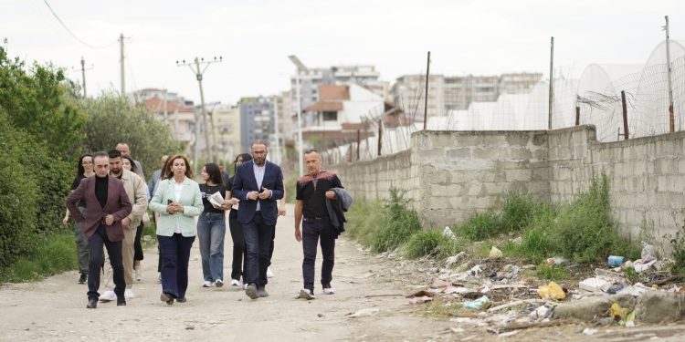 Lagjja që votoi PS-në, e zhytur në plehra/ Bardhi në Mbrostar: Kjo është tradhti ndaj qytetarëve, më 11 maj vjen ndryshimi!