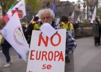 Luftë me Rusinë?/ Shpërthejnë protestat në Itali: Jo riarmatimit të Europës!