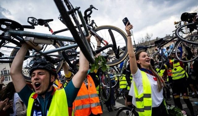“Kërkesat tona të përmbushen…”! Protestuesit serbë nuk ndalen, nisen me biçikletë drejt Parlamentit Evropian
