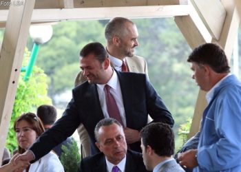 Socialdemokratët e Tom Doshit ankohen se “vëllai i madh” po u bën presion në Fier