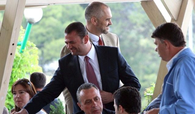 Socialdemokratët e Tom Doshit ankohen se “vëllai i madh” po u bën presion në Fier