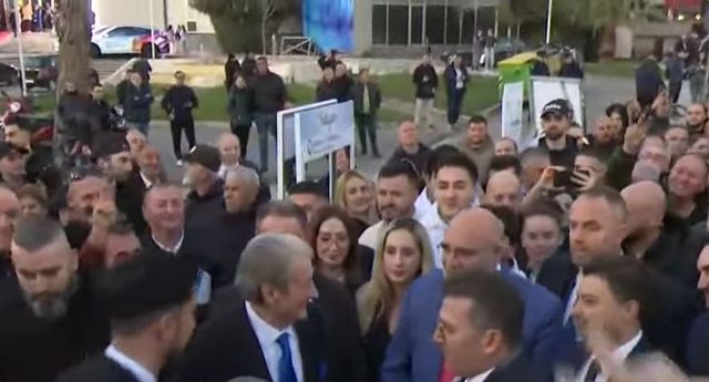 Çelja zyrtare e fushatës elektorale të PD, Berisha dhe LaCivita i bashkohen qytetarëve në shesh