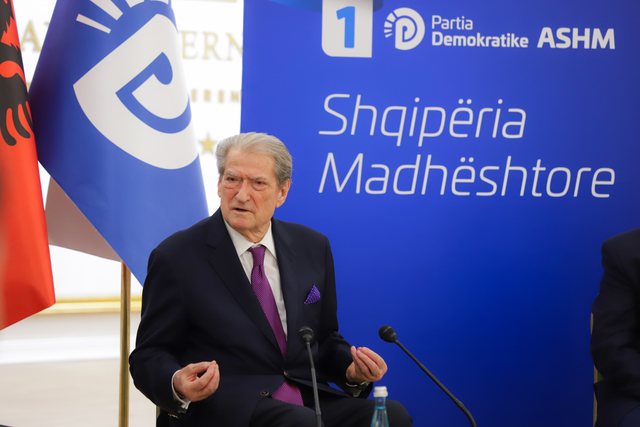 Berisha: Rama dhe ministrat e tij po vrasin konkurrencën në turizëm! Grabiti 24 hektarë tokë vetëm pse është kryeministër