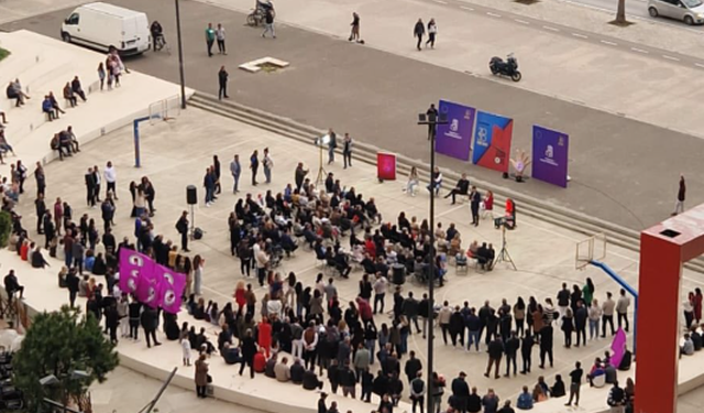 “Vlorës i ka rënë flaka”/ Artan Hoxha ndan pamje nga takimi elektoral i Vengut dhe Çuçit: Nuk kanë mbledhur dot njerëz as aq sa klandestinë mbante skafi i Bokes