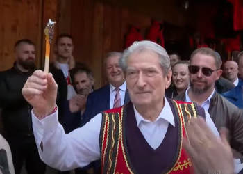 Tregtarja në Krujë i dhuron stilolapsin me bufin të gdhendur në të, Berisha: Simboli i mençurisë, e çmendi Ramën!