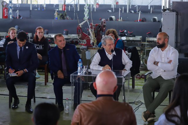 “Rënia e euros me 35%, është katastrofë!” Berisha: Do të ngremë bordin që do t’u kompensojë eksportuesve zhvleftësimin e parasë europiane