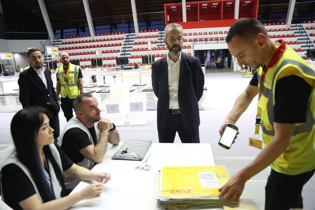 Mbërrijnë rreth 3500 vota të diasporës në Parkun Olimpik në Tiranë për zgjedhjet e 11 majit