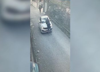 Po largoheshin pa paguar/ Roja i parkimit në Krujë tenton të ndalojë turistët, varet në kofanon e makinës