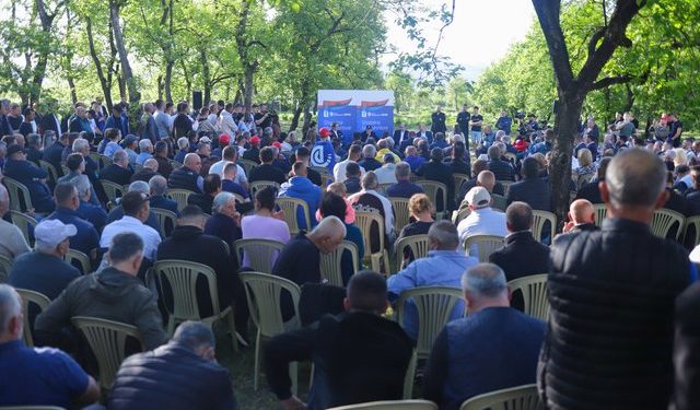 Berisha me fermerët: Politika që ndoqi qeveria Rama ishte shkatërrimtare, hapi kufijtë për prodhimet serbe