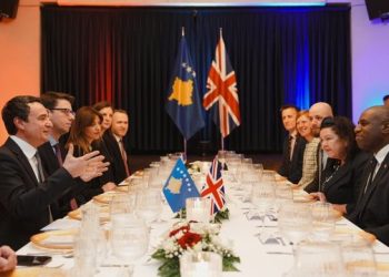 Kryediplomati britanik vizitë zyrtare në Kosovë, takim me Kurtin dhe ministrat