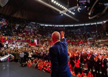 ‘Takim ekskluziv’/ BIRN: Edi Rama bën fushatë të financuar nga ‘palë të treta’ me diasporën  