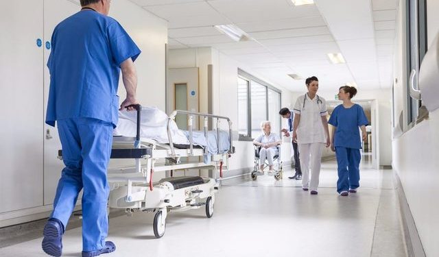 Shëndetësia, një luks për shqiptarët/ 840 mln euro në vit, pandemia rrit me 41% shpenzimet, 24% nuk përballojnë dot as mjekimin bazë