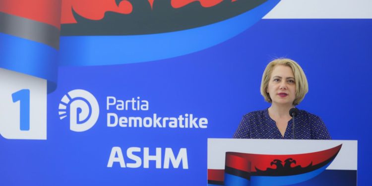 Lili Sula: ‘Rilindja’ ka braktisur studentët. Diplomën profesionale të ‘Menaxhim Transporti Detar/ Tokësor’ nuk e njeh askush