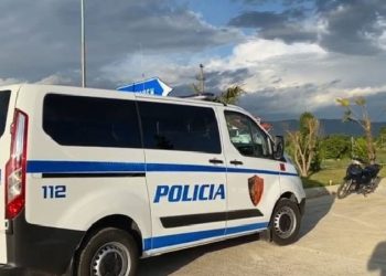 Shfrytëzonin 26-vjeçaren për prostitucion, arrestohen dy të rinjtë