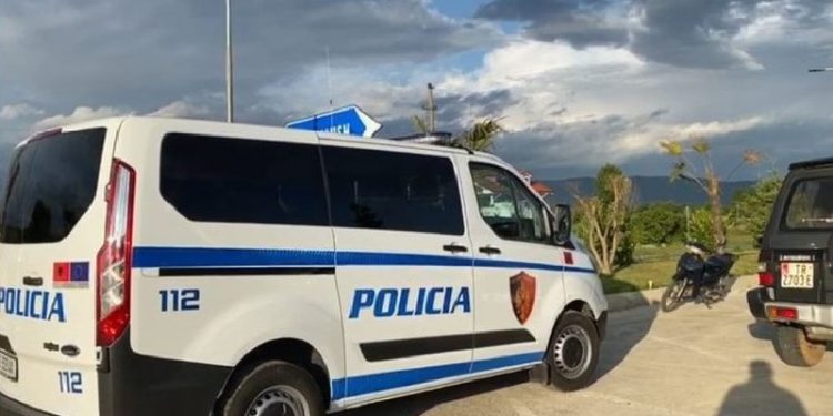 Shfrytëzonin 26-vjeçaren për prostitucion, arrestohen dy të rinjtë