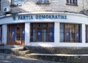 ‘Tenderat korruptivë’/ PD Dega Gjirokastër: Fasadat e pallateve po rrezikojnë jetën e qytetarëve, bashkia merret me votat