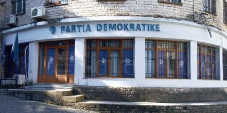 ‘Tenderat korruptivë’/ PD Dega Gjirokastër: Fasadat e pallateve po rrezikojnë jetën e qytetarëve, bashkia merret me votat