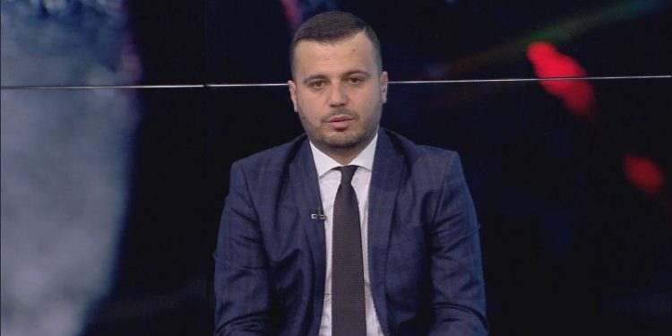 Ironia e gazetarit: Pasaporta europiane për burrat shqiptarë që do na japë Rama, do jetë kështu…