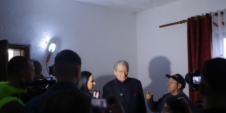 Skandali me rindërtimin/ Berisha: Po pasurohen me fatkeqësitë e të tjerëve. Ky është diskriminim i egër politik