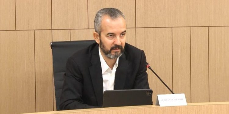 ‘Janë prodhuar më shumë zarfe B!’ Celibashi e pranon problematikën e denoncuar nga PD