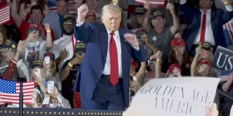 Trump feston 100 ditët në detyrë, tregon arritjet e tij, sulmon kundërshtarët