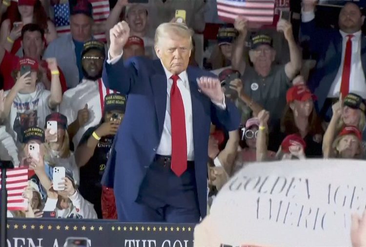 Trump feston 100 ditët në detyrë, tregon arritjet e tij, sulmon kundërshtarët