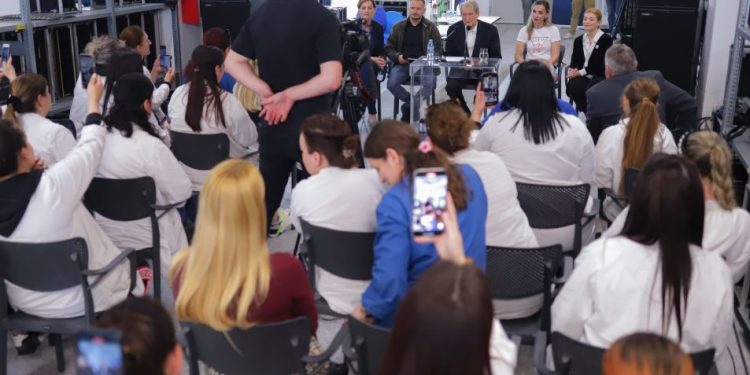 Berisha: Fasonët janë prodhim, punësim dhe krenari kombëtare. Situata e vështirë për ju do të marrë fund më 11 Maj