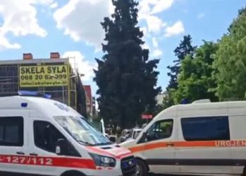 Skandali/ Mitingu i Ramës bllokon ambulancat, mjekët e QSUT pezullojnë 3 orë shërbimin