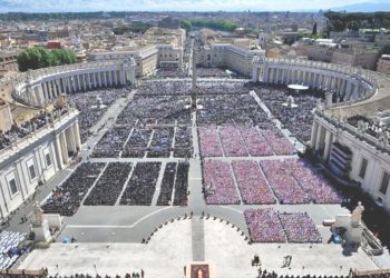 Pesë momentet historike nga varrimi i Papa Françeskut
