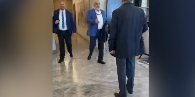 LaCivita mbërrin në Shqipëri/ Mediu: Bashkë me Berishën dhe opozitën për një ndryshim të madh