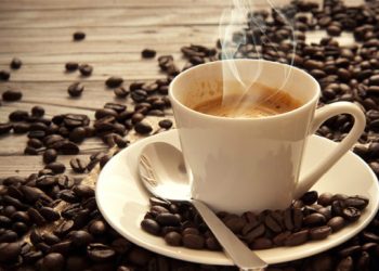Kafeja ndihmon në jetëgjatësi më të madhe, por ja kur duhet konsumuar