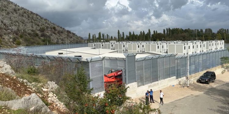 Riatdhesohet emigranti i parë që mbahej në Gjadër, reagon ministri italian: Operacionet do të vazhdojnë…