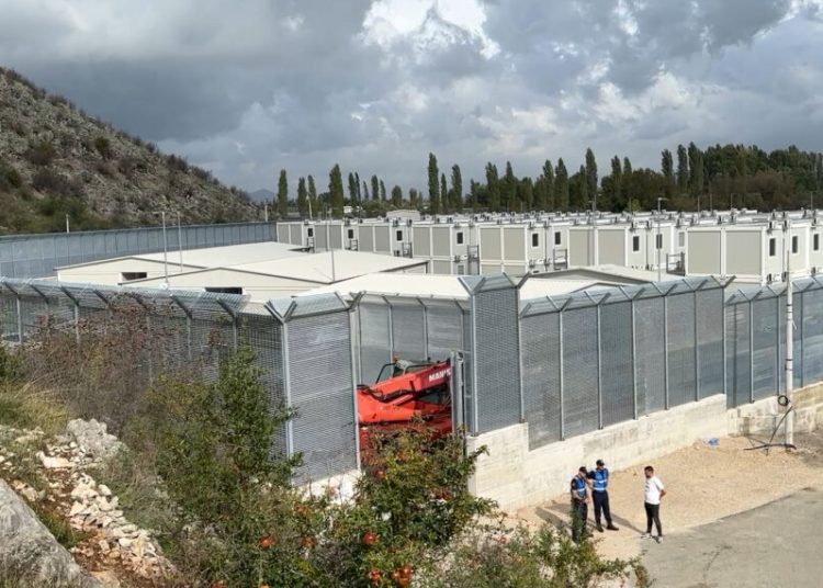 Riatdhesohet emigranti i parë që mbahej në Gjadër, reagon ministri italian: Operacionet do të vazhdojnë…