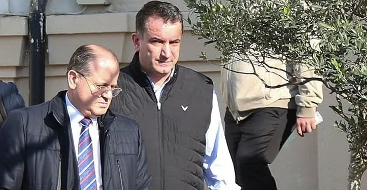 ‘Erjoni s’mbrohet sikur je në kafe’ – Veliaj pyet Ajolën për ‘fatin’ e Etjen Xhafajt: Ç’po ndodh mes tij dhe KM? Xoxa: Ka tension, por…