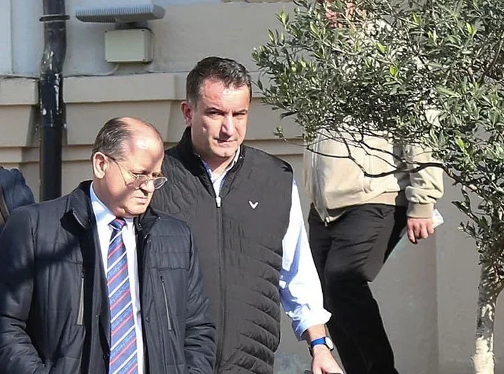 ‘Erjoni s’mbrohet sikur je në kafe’ – Veliaj pyet Ajolën për ‘fatin’ e Etjen Xhafajt: Ç’po ndodh mes tij dhe KM? Xoxa: Ka tension, por…