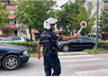 Ushtaraku me motor nuk i bindet policit rrugor në Tiranë, e dëmton në krah