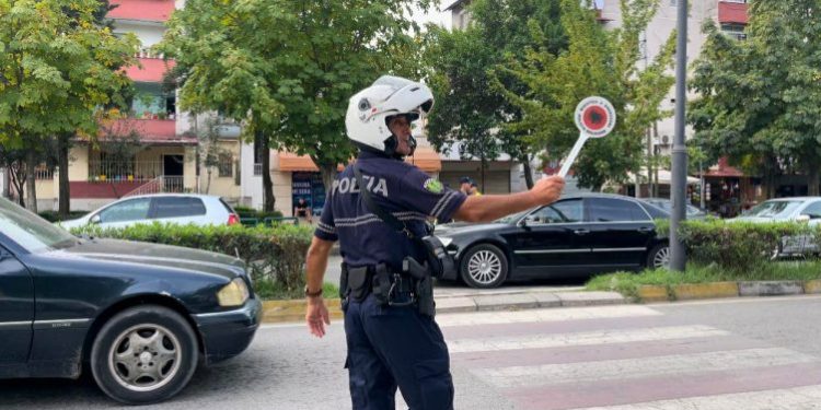 Ushtaraku me motor nuk i bindet policit rrugor në Tiranë, e dëmton në krah