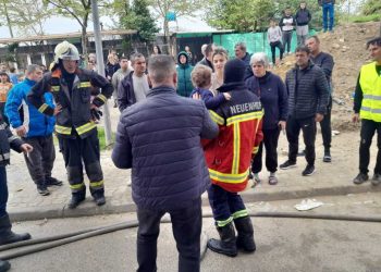 Zjarr në katin e tretë të një pallati në Shkozë, evakuohen banorët