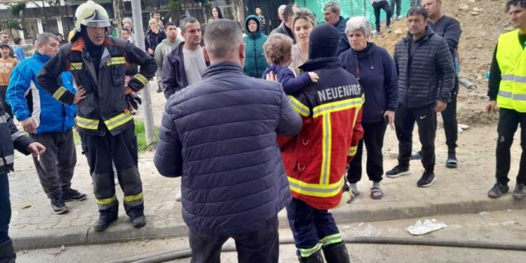 Zjarr në katin e tretë të një pallati në Shkozë, evakuohen banorët
