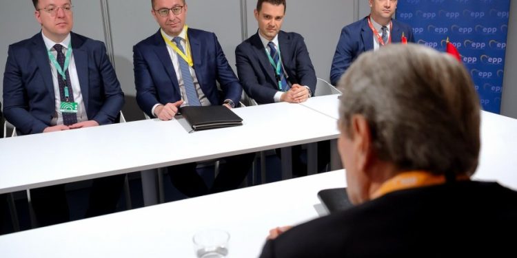 ‘Mposhtja e organizatave të Soros dhe integrimi’/ Takim bilateral mes Berishës dhe kryeministrit Mickoski në Kongresin e PPE