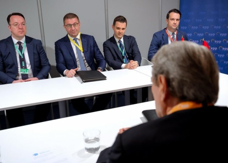 ‘Mposhtja e organizatave të Soros dhe integrimi’/ Takim bilateral mes Berishës dhe kryeministrit Mickoski në Kongresin e PPE