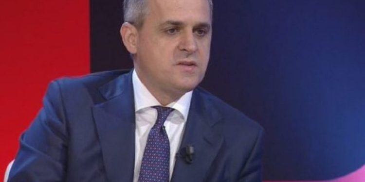Spahiu: Emigrantët po detyrohen të votojnë me presion, kërkohet fotografimi i votës