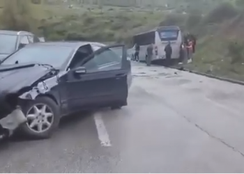 Aksident në aksin Prrenjas-Qafë Thanë, autobusi i ekipit të Skënderbeut del nga rruga, detajet e para